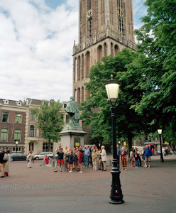 842986 Afbeelding van een groep mensen naast het standbeeld van Jan van Nassau (Domplein) te Utrecht, die met speciale ...